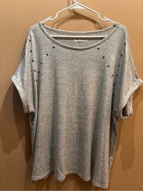 Linda Matthews grey short sleeve top with stud embellishments size 3X